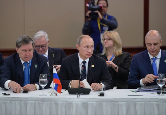 Vladimir Putin takes part in G-20 summit