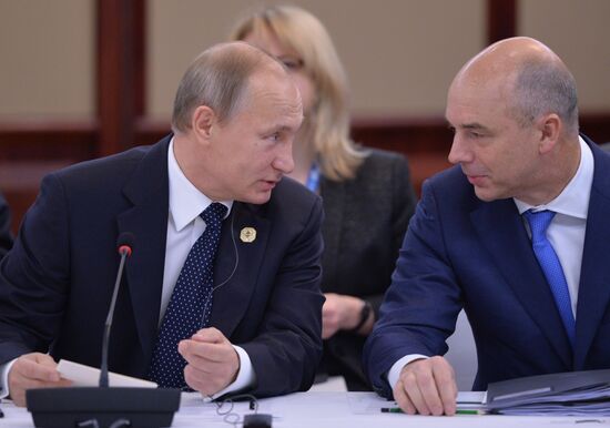Vladimir Putin takes part in G-20 summit