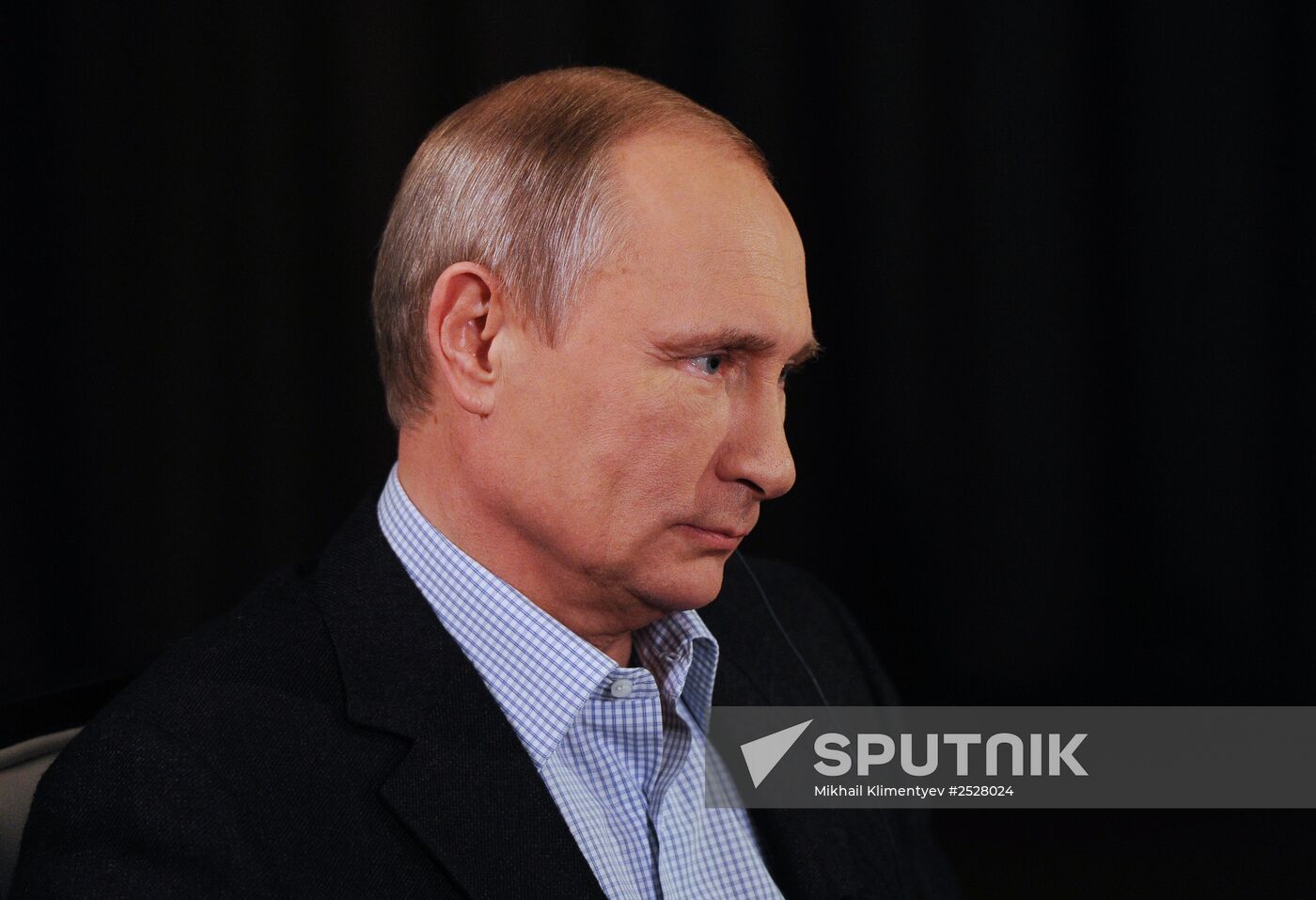 Vladimir Putin gives interview to ARD channel