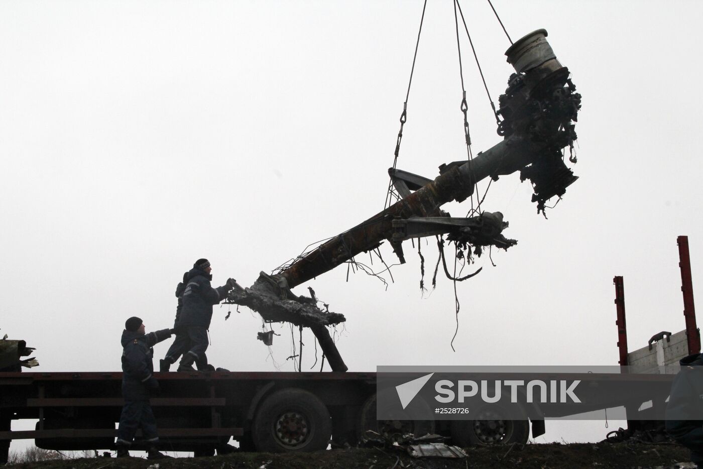 Dutch experts begin collecting debris from MH17 crash site in eastern Ukraine