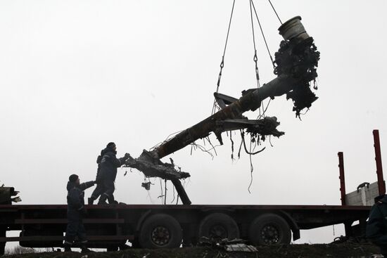 Dutch experts begin collecting debris from MH17 crash site in eastern Ukraine