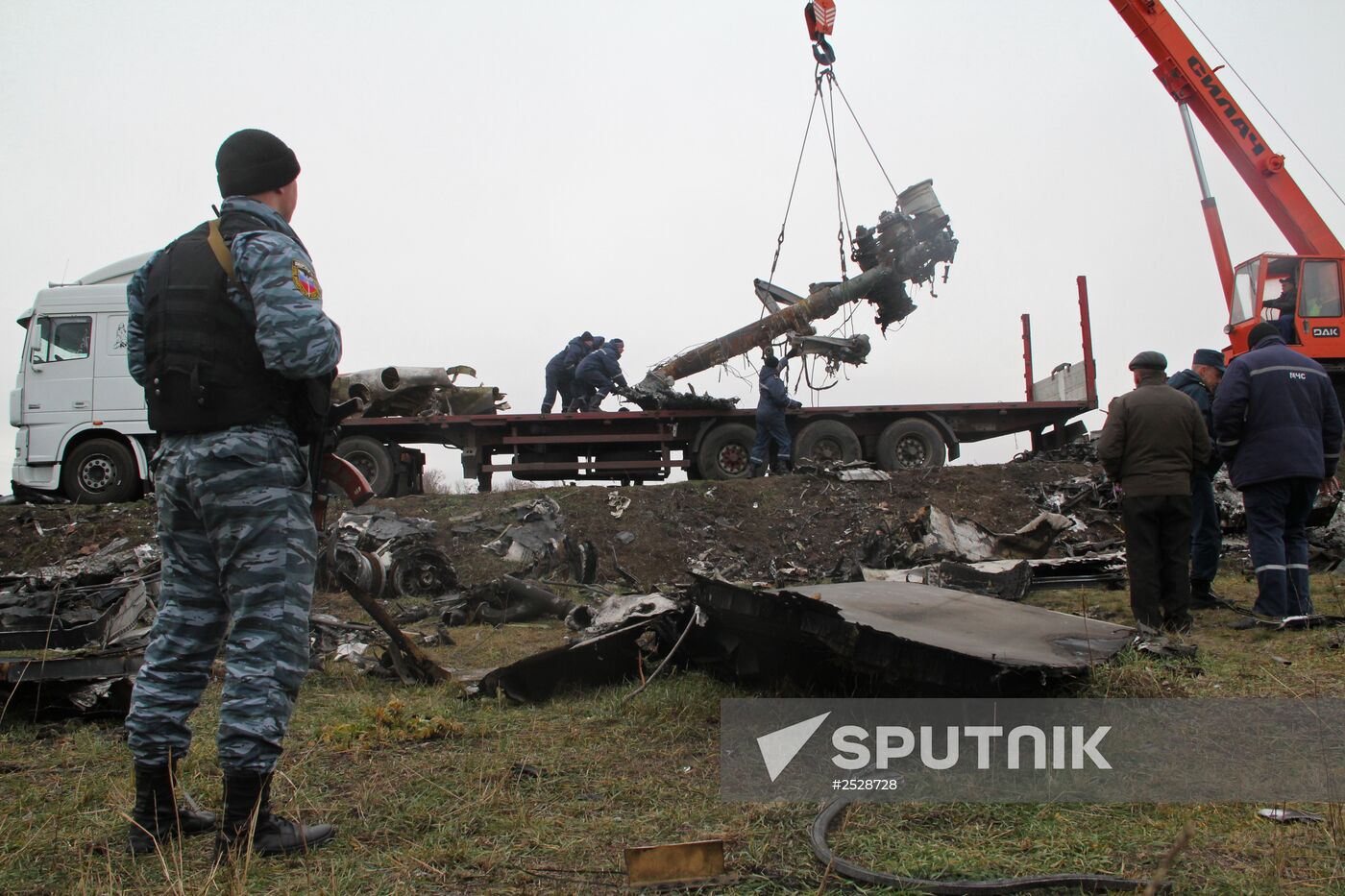 Dutch experts begin collecting debris from MH17 crash site in eastern Ukraine