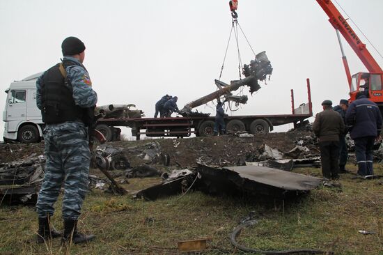 Dutch experts begin collecting debris from MH17 crash site in eastern Ukraine
