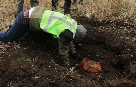 Dutch experts begin collecting debris from MH17 crash site in eastern Ukraine