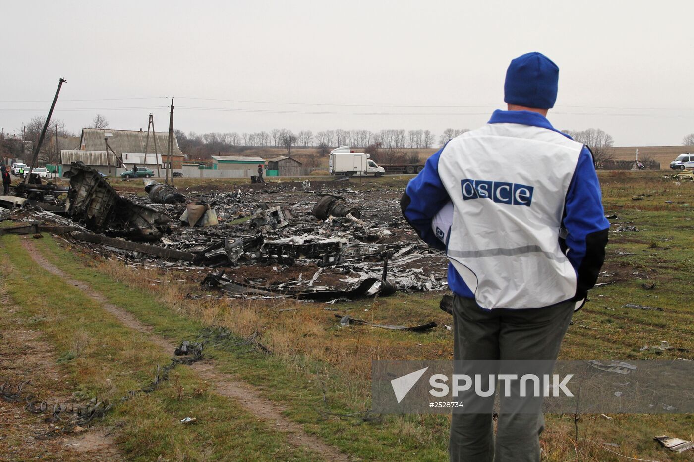 Dutch experts begin collecting debris from MH17 crash site in eastern Ukraine