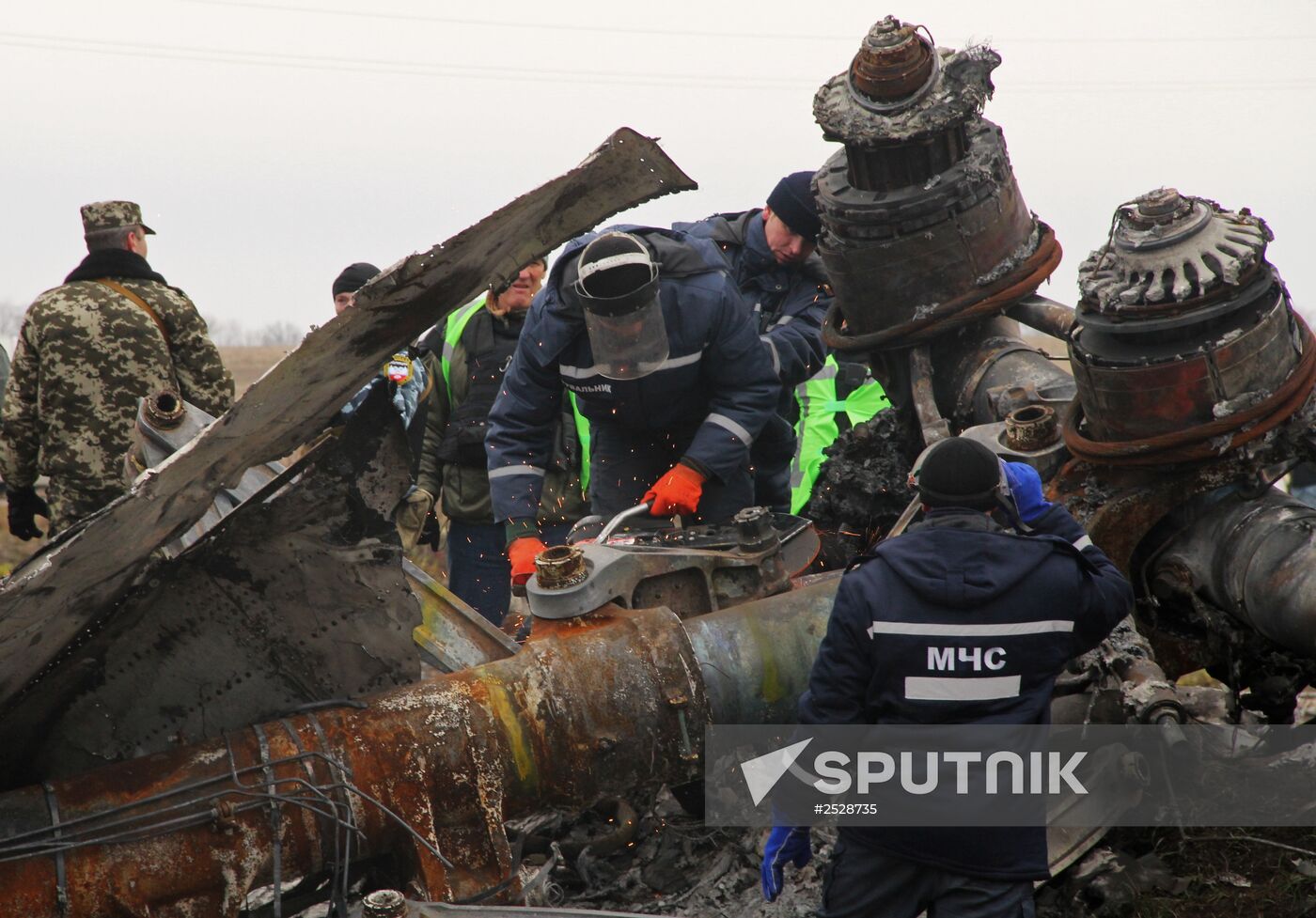 Dutch experts begin collecting debris from MH17 crash site in eastern Ukraine