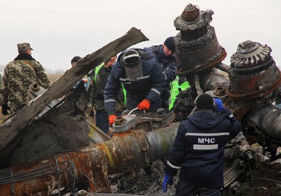 Dutch experts begin collecting debris from MH17 crash site in eastern Ukraine