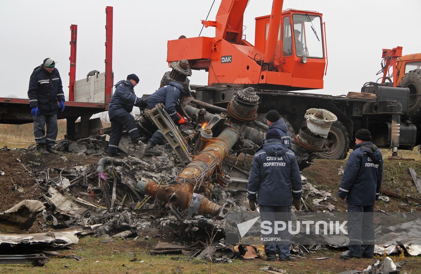 Dutch experts begin collecting debris from MH17 crash site in eastern Ukraine