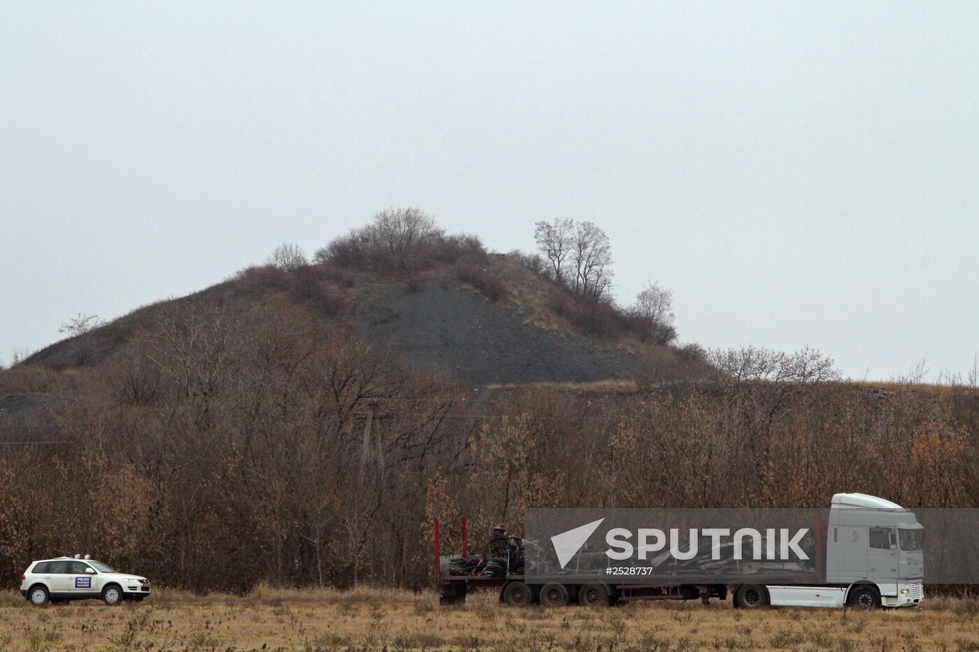 Dutch experts begin collecting debris from MH17 crash site in eastern Ukraine
