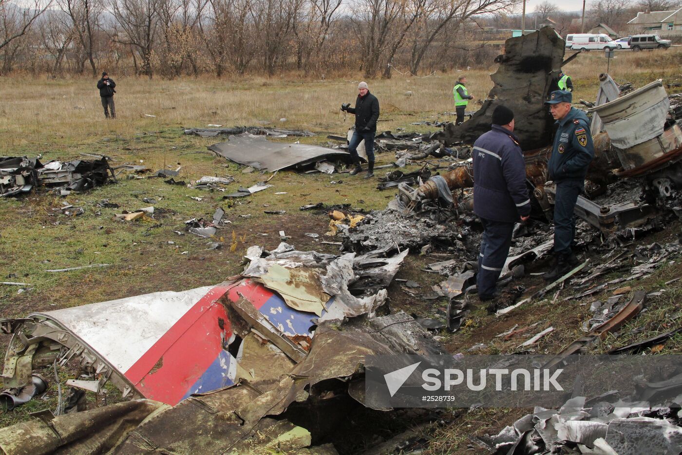 Dutch experts begin collecting debris from MH17 crash site in eastern Ukraine