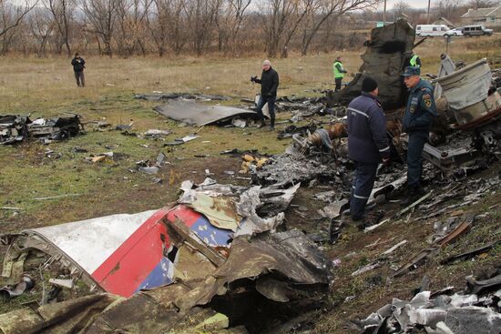 Dutch experts begin collecting debris from MH17 crash site in eastern Ukraine
