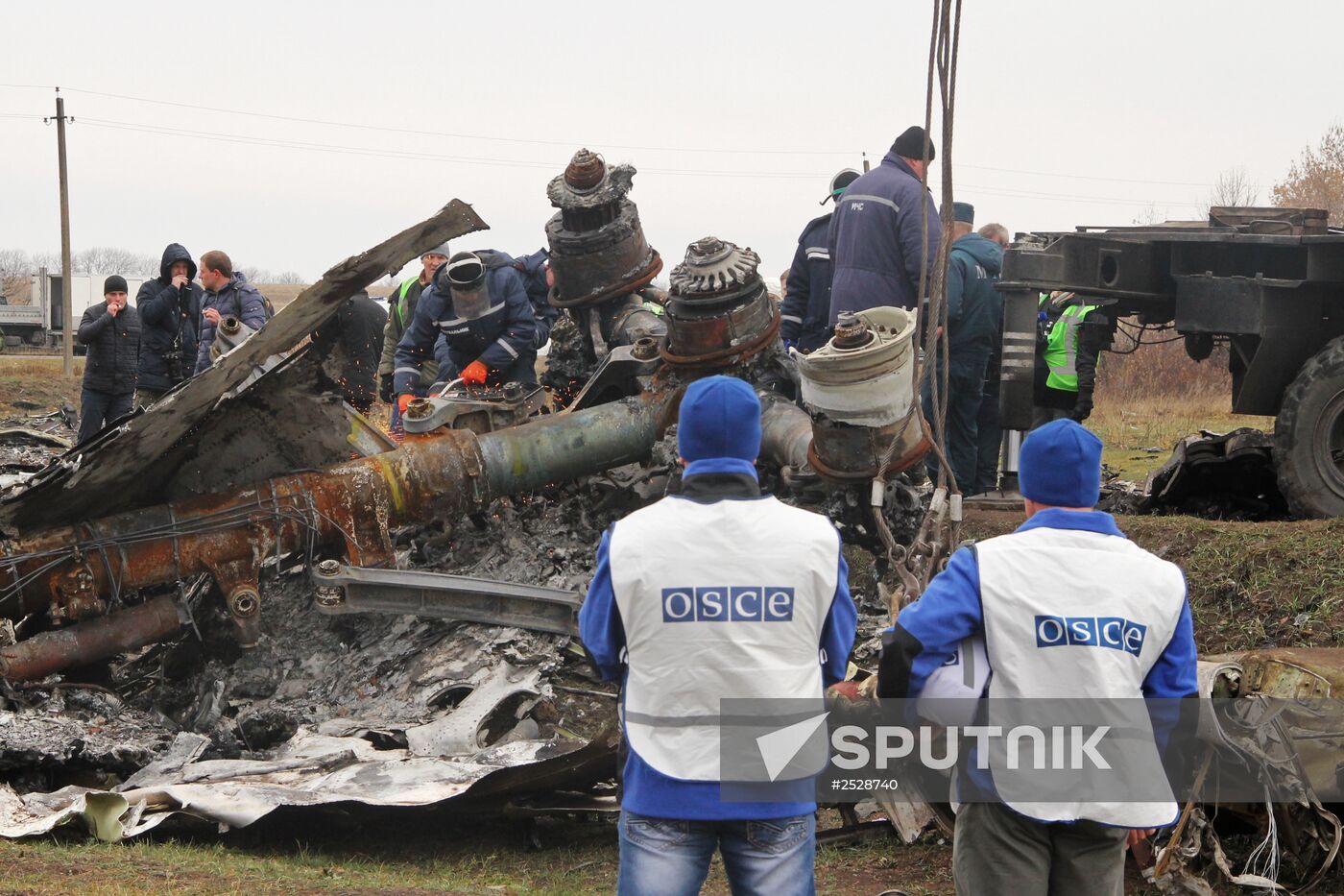 Dutch experts begin collecting debris from MH17 crash site in eastern Ukraine