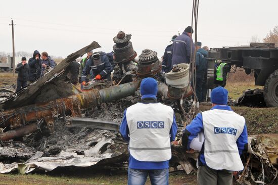Dutch experts begin collecting debris from MH17 crash site in eastern Ukraine