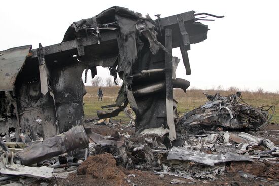 Dutch experts begin collecting debris from MH17 crash site in eastern Ukraine