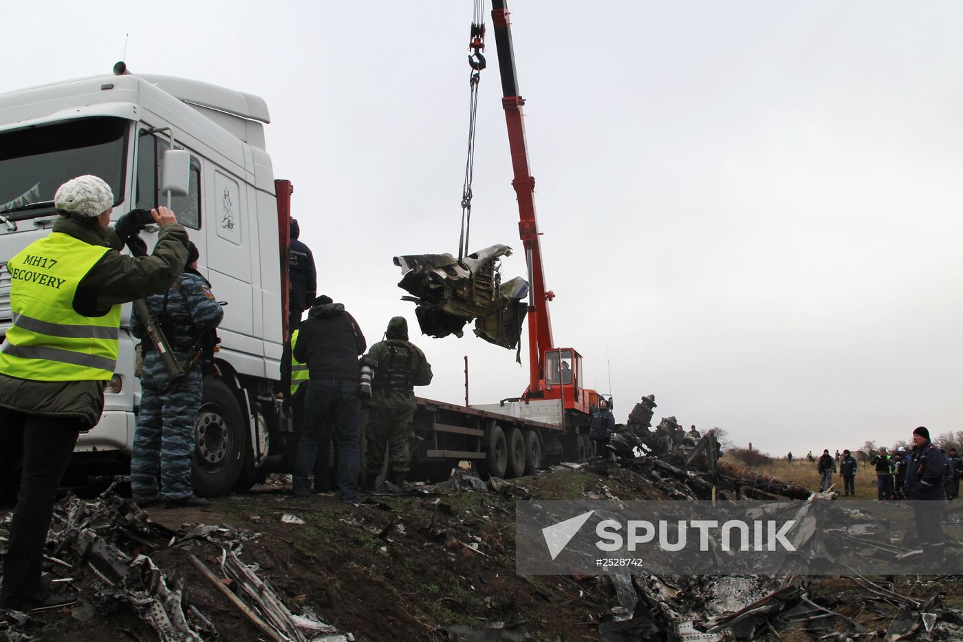 Dutch experts begin collecting debris from MH17 crash site in eastern Ukraine