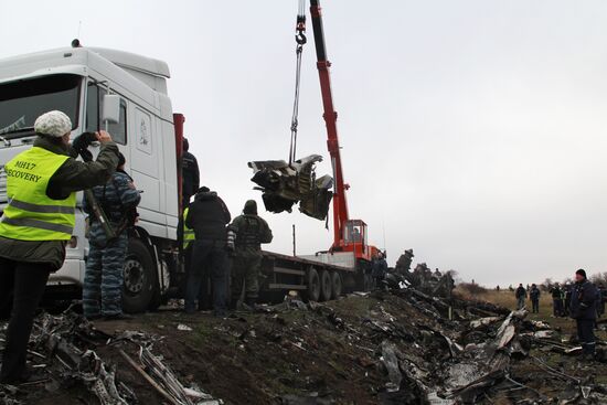 Dutch experts begin collecting debris from MH17 crash site in eastern Ukraine