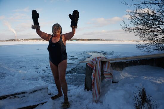 Ice swimmers open season in Novosibirsk
