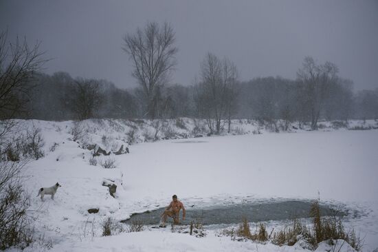 Ice swimmers open season in Novosibirsk
