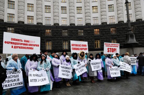 Pharmaceutical industry workers hold picket near Ukraine's cabinet of ministers