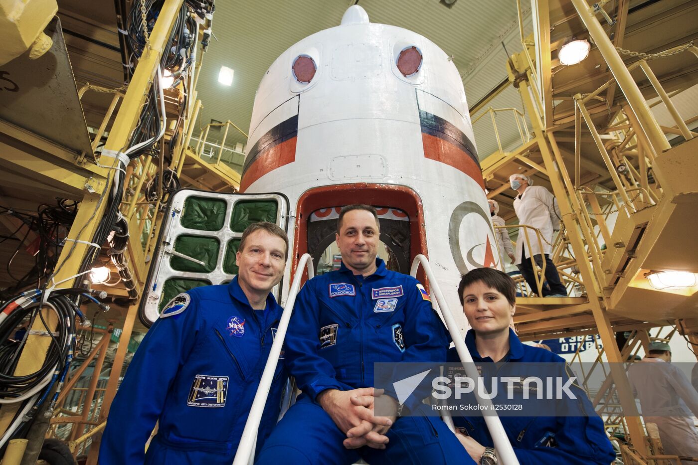 Final inspection of spacecraft and museum visit for crew of 42/43 ISS expedition