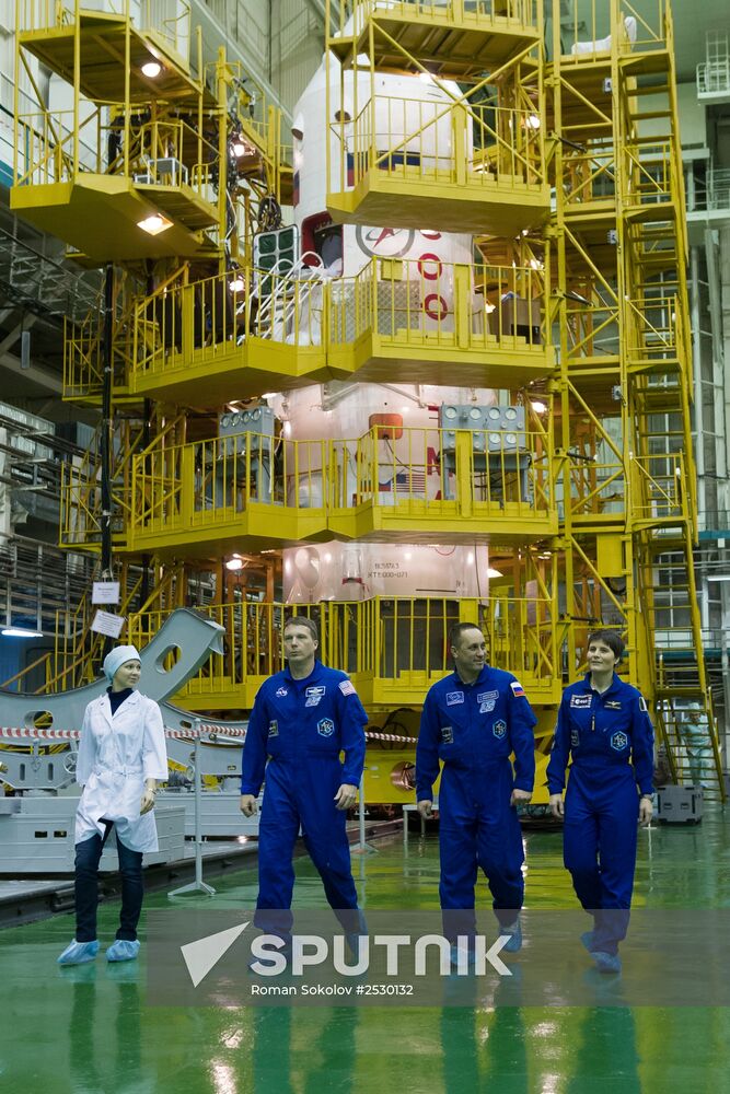 Final inspection of spacecraft and museum visit for crew of 42/43 ISS expedition