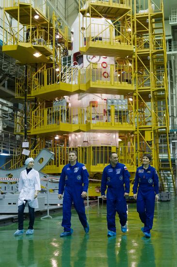 Final inspection of spacecraft and museum visit for crew of 42/43 ISS expedition