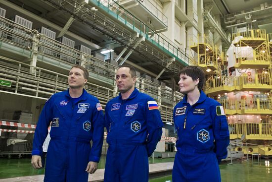 Final inspection of spacecraft and museum visit for crew of 42/43 ISS expedition