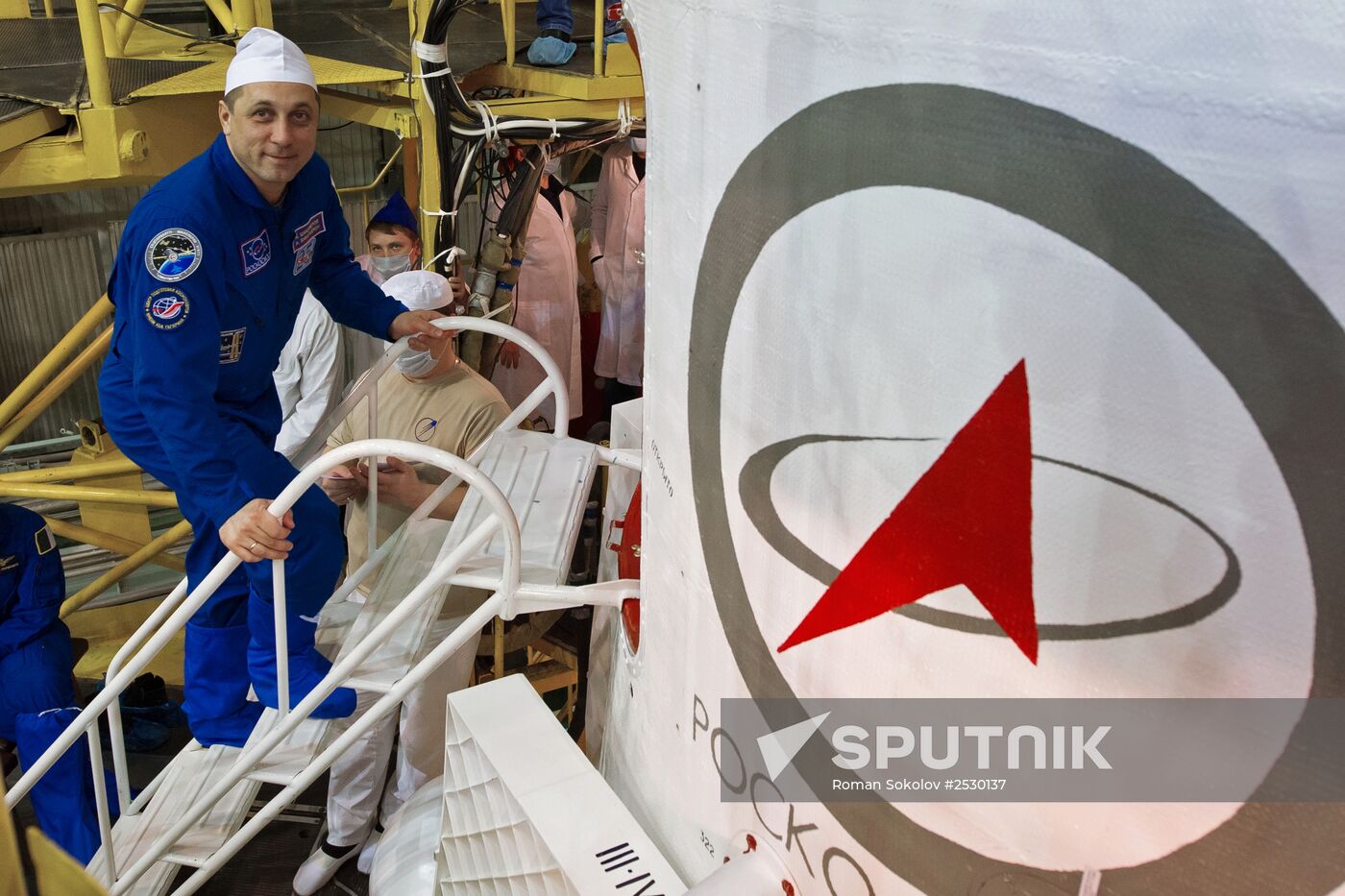 Final inspection of spacecraft and museum visit for crew of 42/43 ISS expedition