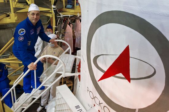 Final inspection of spacecraft and museum visit for crew of 42/43 ISS expedition