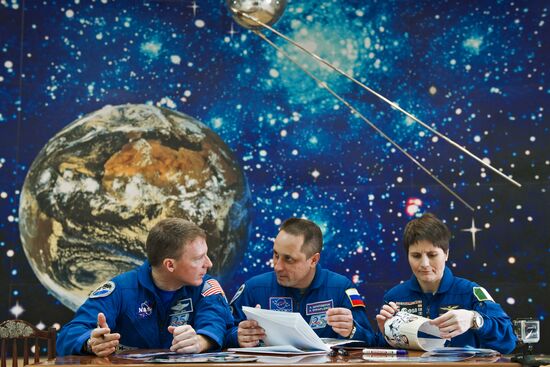 Final inspection of spacecraft and museum visit for crew of 42/43 ISS expedition