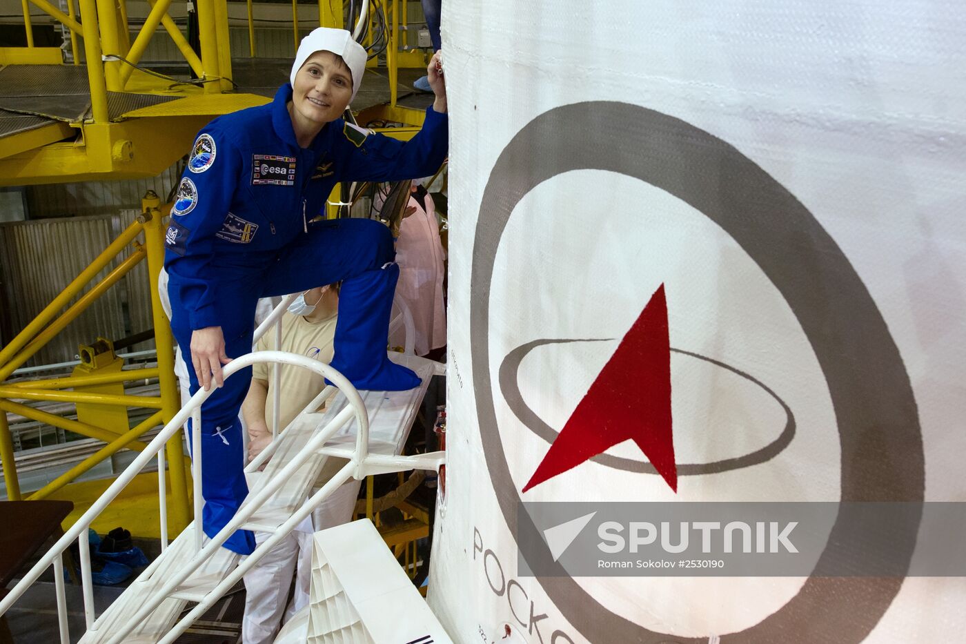 Final inspection of spacecraft and museum visit for crew of 42/43 ISS expedition