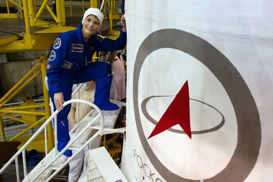 Final inspection of spacecraft and museum visit for crew of 42/43 ISS expedition
