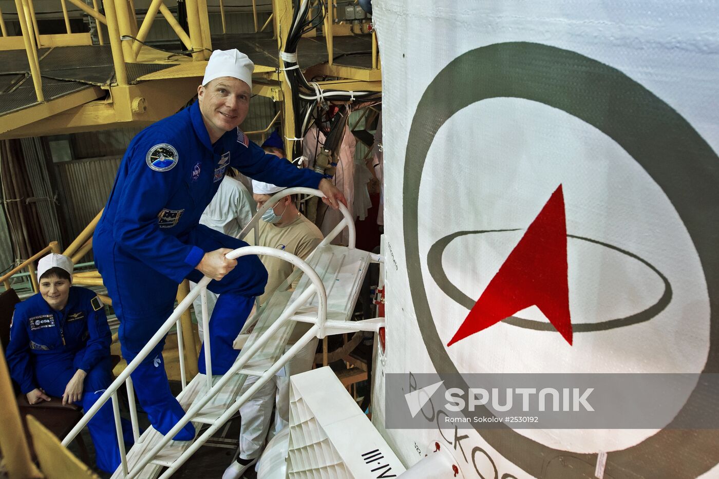 Final inspection of spacecraft and museum visit for crew of 42/43 ISS expedition
