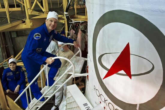 Final inspection of spacecraft and museum visit for crew of 42/43 ISS expedition