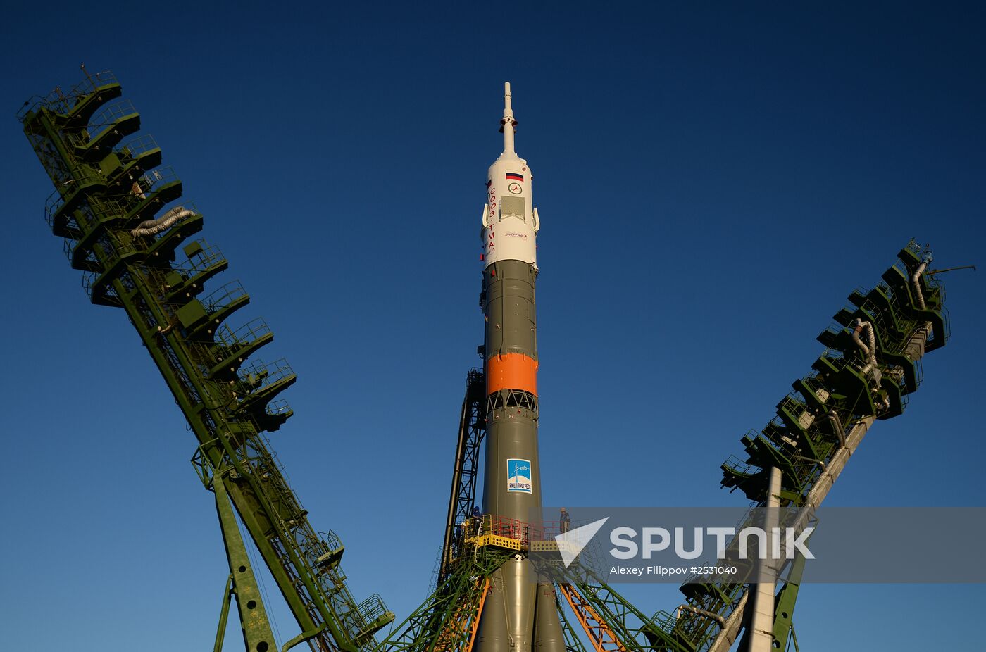 Soyuz ТМА-15М rocket carried to launch site