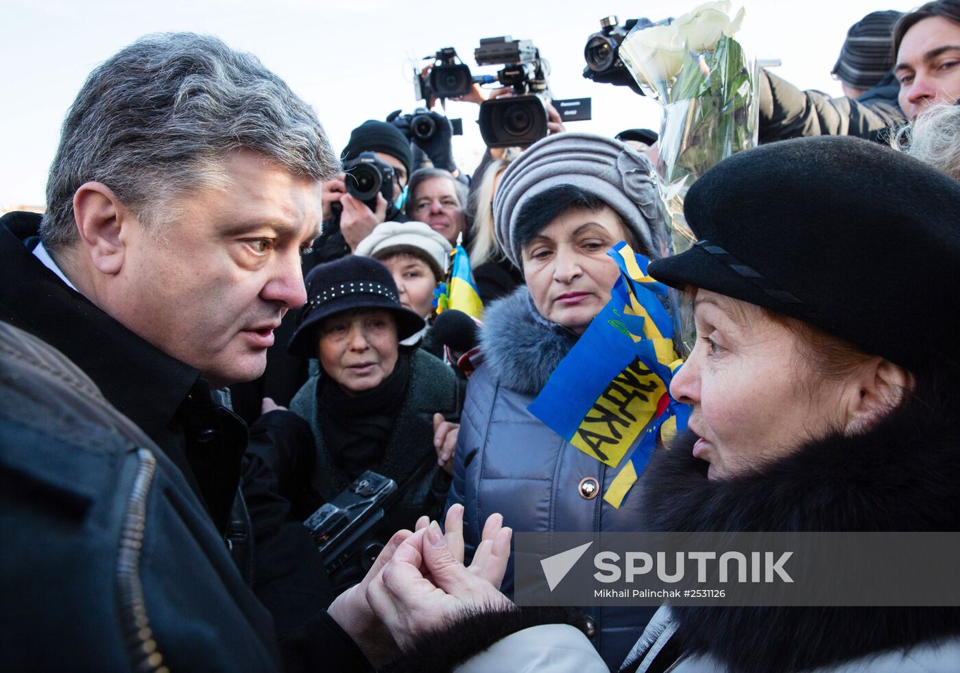 Petro Poroshenko lays flowers to Celestial Hundred Cross