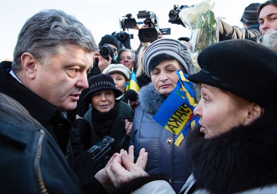 Petro Poroshenko lays flowers to Celestial Hundred Cross