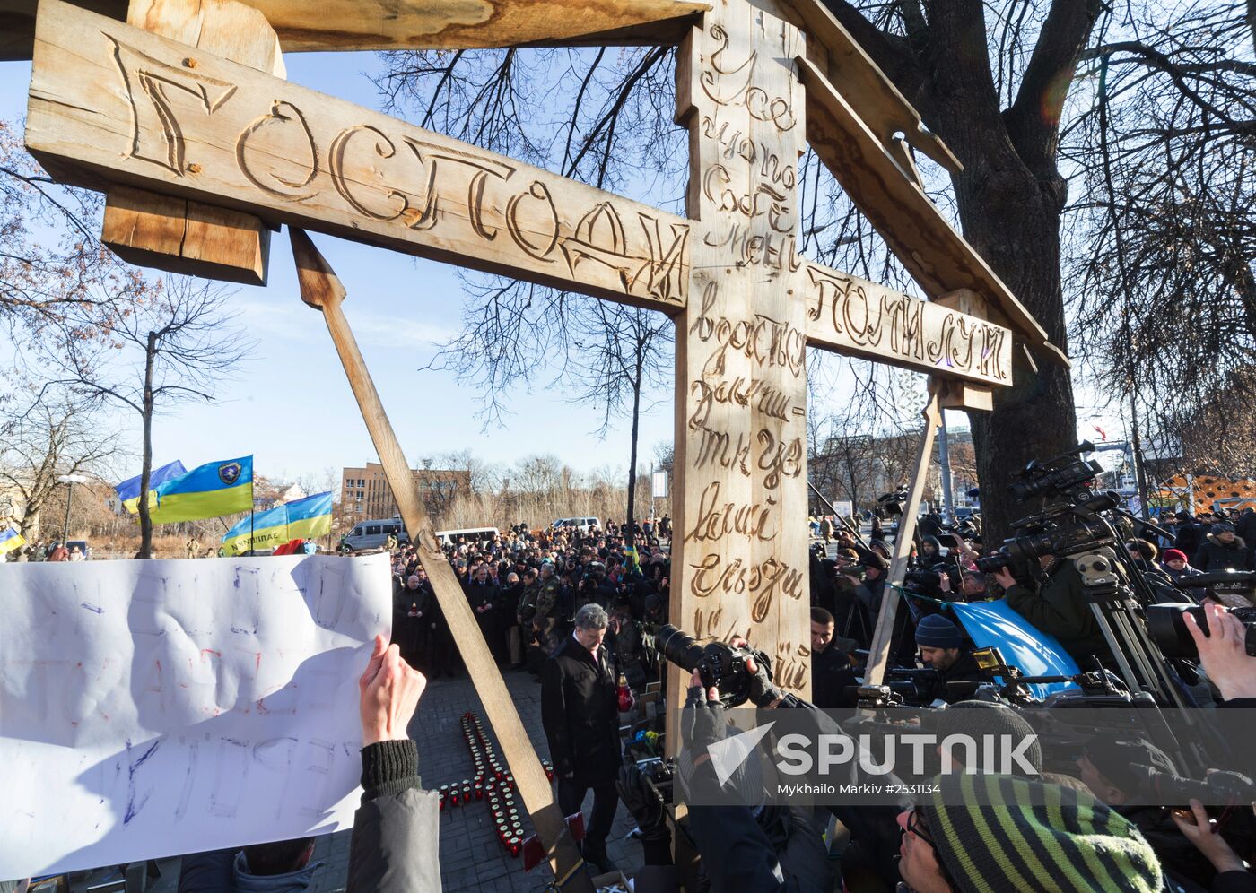 Petro Poroshenko lays flowers to Celestial Hundred Cross