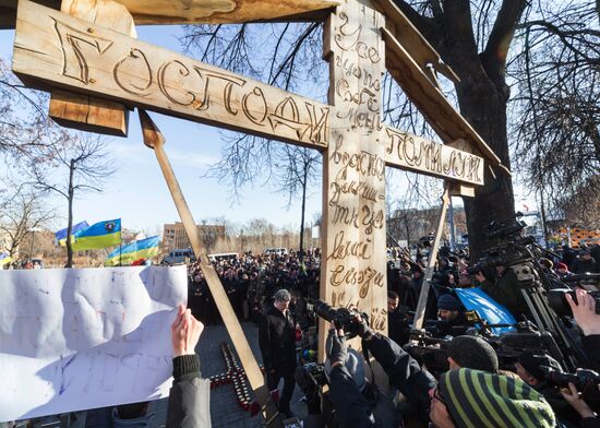 Petro Poroshenko lays flowers to Celestial Hundred Cross
