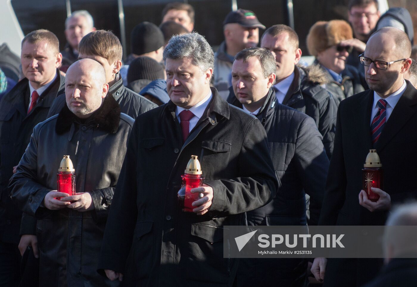 Petro Poroshenko lays flowers to Celestial Hundred Cross