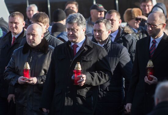 Petro Poroshenko lays flowers to Celestial Hundred Cross
