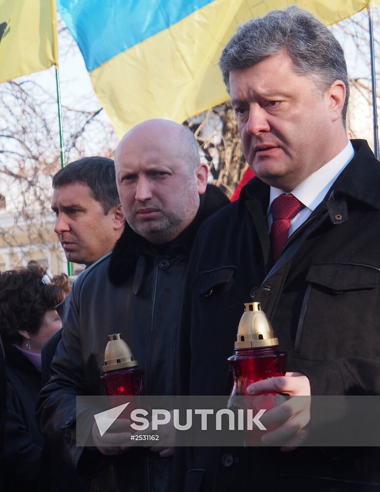 Petro Poroshenko lays flowers to Celestial Hundred Cross