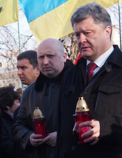 Petro Poroshenko lays flowers to Celestial Hundred Cross