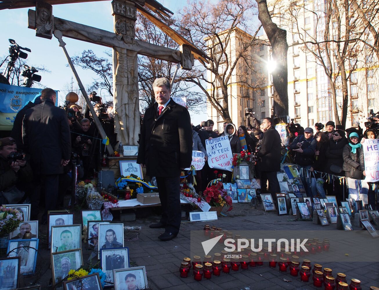 Petro Poroshenko lays flowers to Celestial Hundred Cross