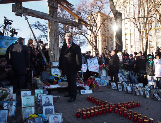 Petro Poroshenko lays flowers to Celestial Hundred Cross