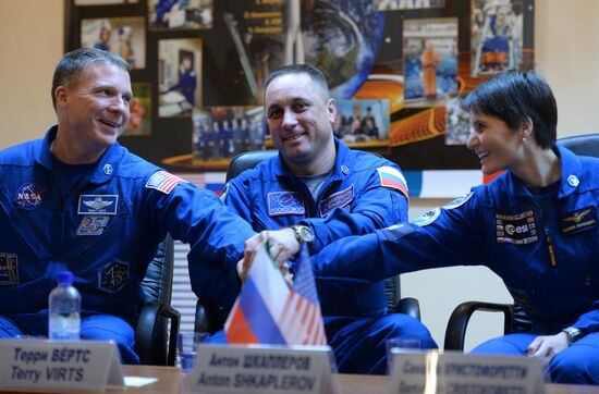 Press briefing by Soyuz TMA-15M spaceship crew at Baikonur Cosmdrome
