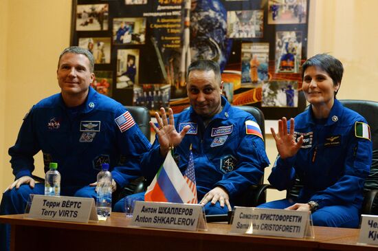 Press briefing by Soyuz TMA-15M spaceship crew at Baikonur Cosmdrome