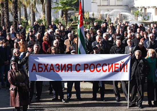 Rallies precede signing of Russian-Abkhazian agreement in Sukhumi