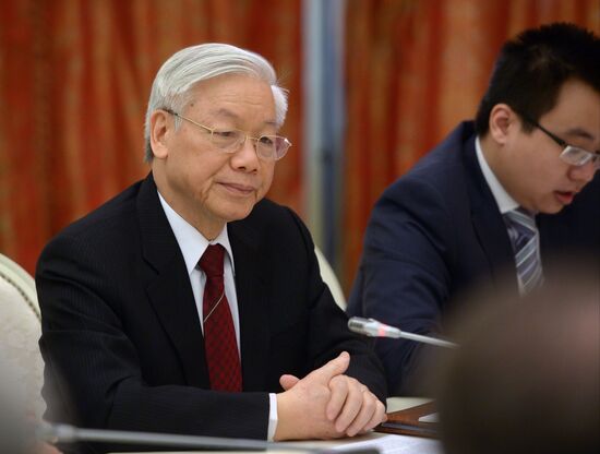 Dmitry Medvedev negotiates with Nguyen Phu Trong