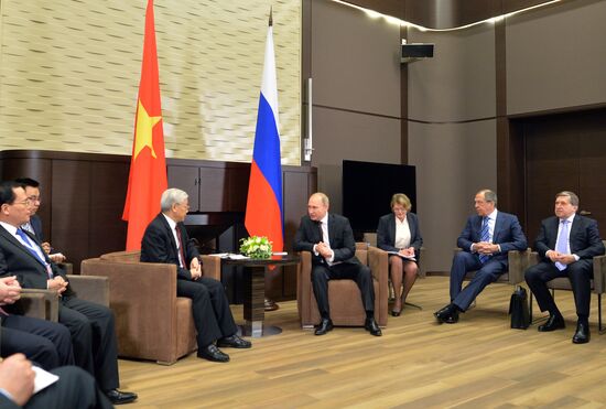 Vladimir Putin meets with Nguyen Phu Trong